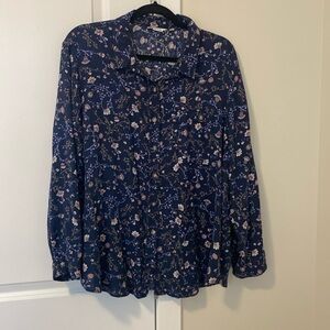 Linen blouse with one pocket, long sleeves.